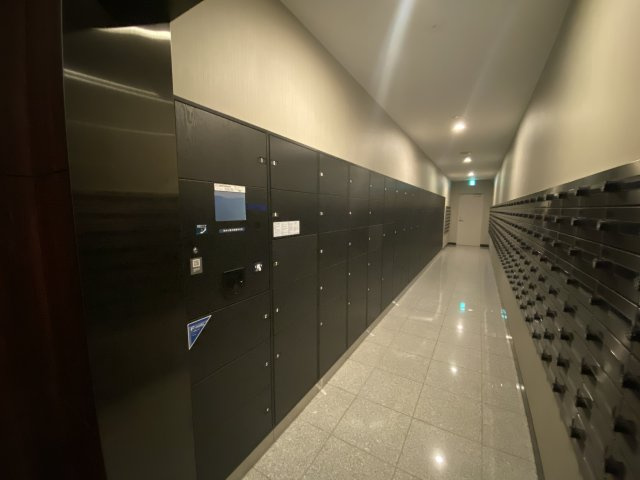不在時にも荷物が受け取れる宅配ボックスがあります（商品による）。