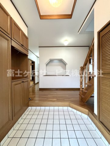 【玄関】 | 森町大鳥居　中古住宅 | 広々とした玄関です