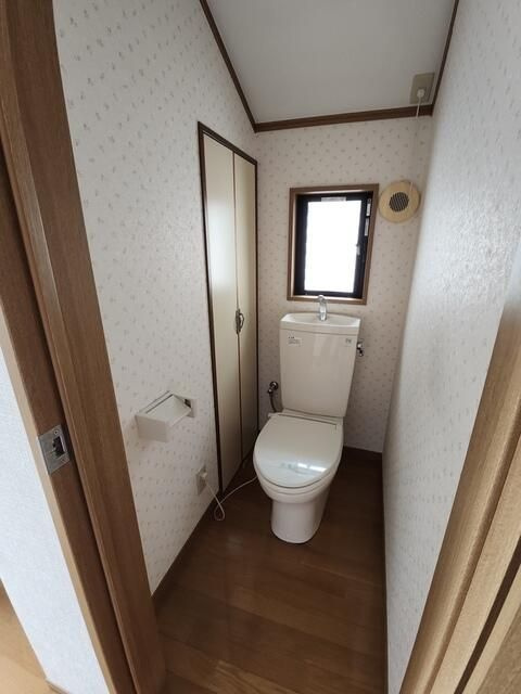 駒沢１丁目戸建のトイレ|清潔感のあるトイレです