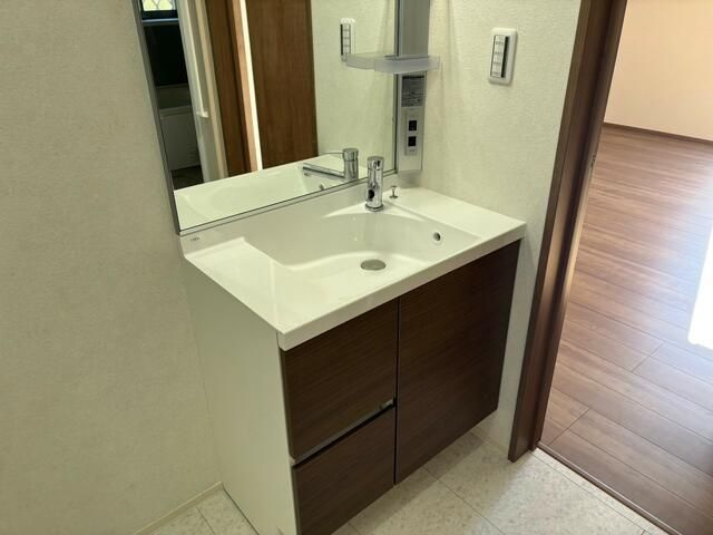 Ｂ＆Ｍ三軒茶屋の独立洗面台|朝の支度にも助かる、独立の洗髪洗面化粧台