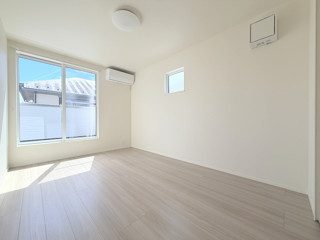 青梅市今寺4丁目の寝室|【6.7帖】ゆったりとした広さを確保した主寝室。ベッドを置いてもゆとりがあります。
