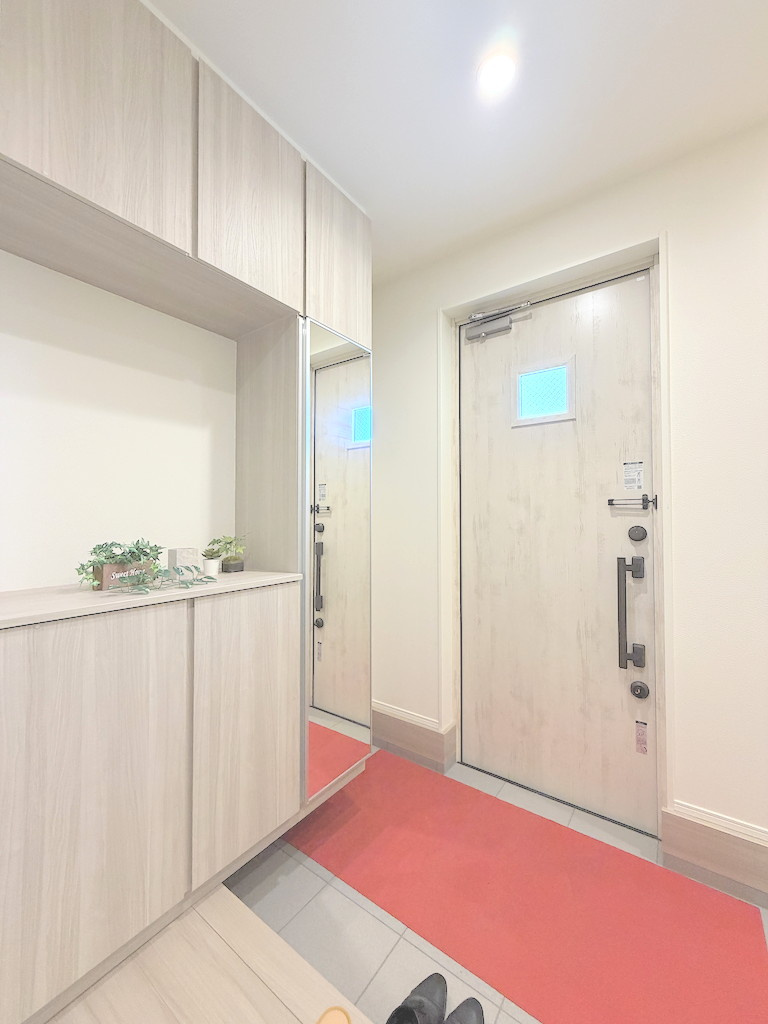 青梅市今寺4丁目の玄関|明るく清潔感のある玄関スペース。充実した収納で靴をすっきりと整理できます。
