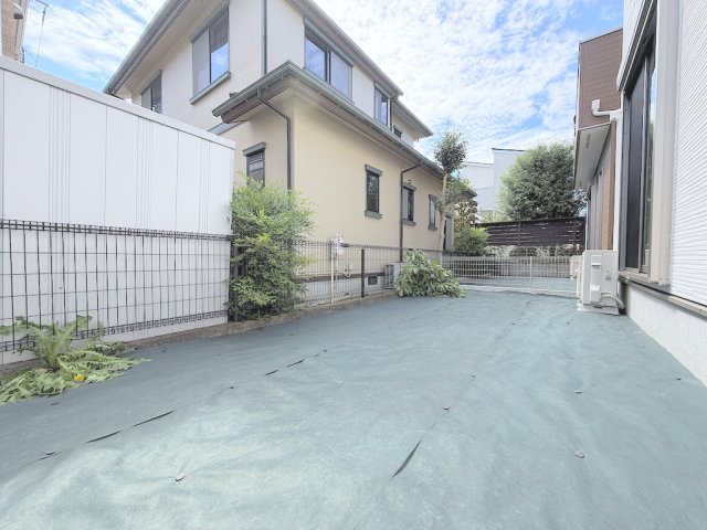 青梅市今寺4丁目の庭|手入れがしやすく使い勝手の良いコンパクトなお庭。ちょっとしたガーデニングや倉庫置き場、気分転換にも最適です。
