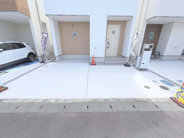 青梅市今寺4丁目の駐車場|お車を2台所有の方も安心の並列駐車スペース。日常使いからセカンドカーまで快適に駐車できます。

