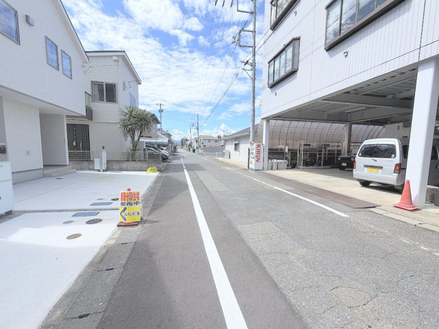 青梅市今寺4丁目の前面道路含む現地写真|前面道路は幅員にゆとりがあり車庫入れもスムーズ。見通しが良く防犯面も安心です。
