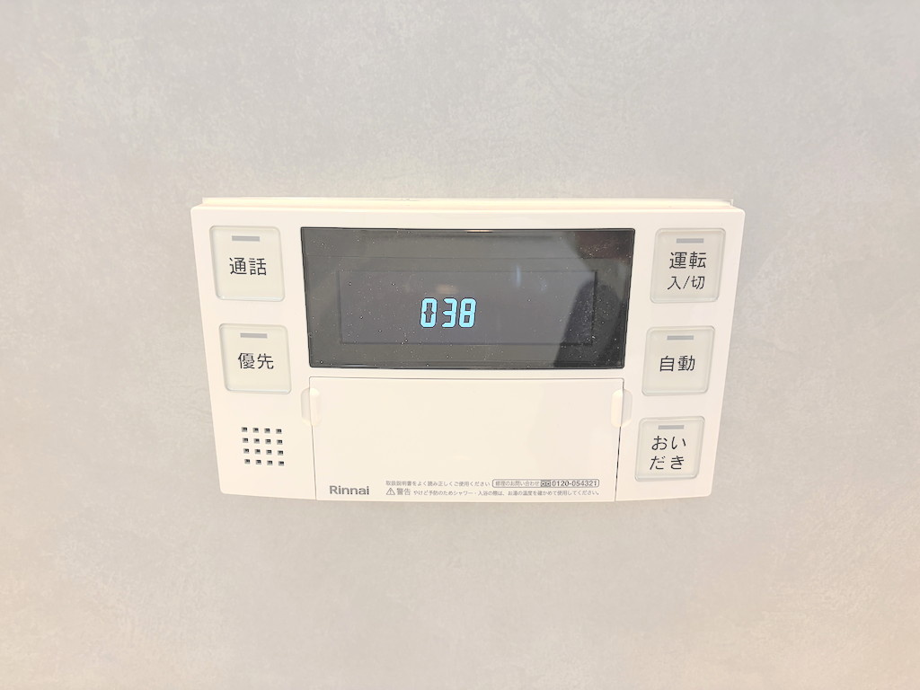 青梅市今寺4丁目の発電・温水設備|ワンタッチでお湯張りや保温の操作ができる給湯リモコン。毎日のバスタイムも快適です。
