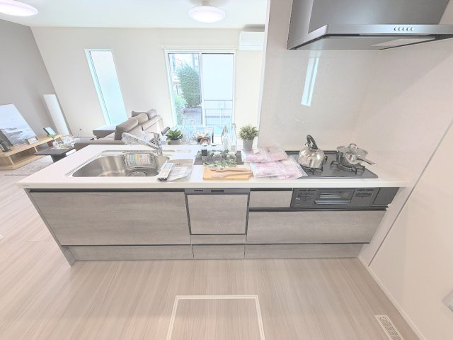 青梅市今寺4丁目のキッチン|使い勝手の良いシステムキッチン。豊富な収納と広々スペースで毎日の調理が快適です。
