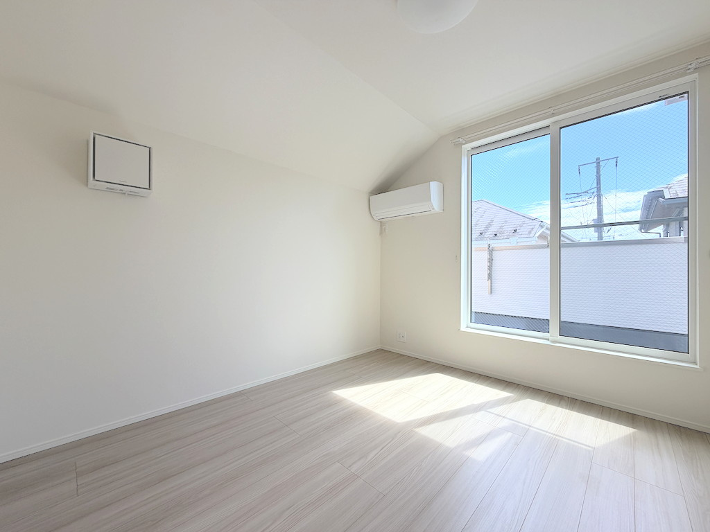 青梅市今寺4丁目の洋室|【5.2帖】明るい日差しが差し込む清潔感のある居室。子供部屋や書斎など多目的に活用できます。
