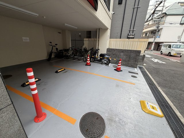 十三ホワイティの駐車場