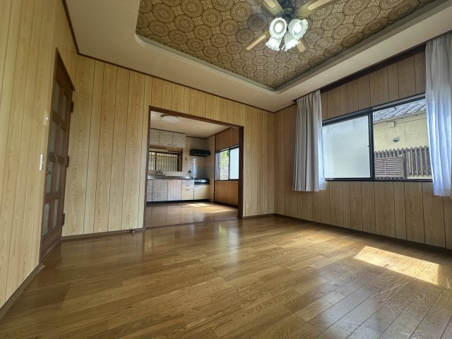加古川市西神吉町宮前　の居間・リビング|【LDK(約16.0帖)】
全居室2面採光の住まい。ご家族が集まるLDKにも光と風が入り、空間を明るくしてくれそうです。