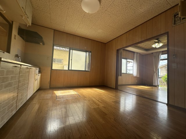 加古川市西神吉町宮前　の居間・リビング|【LDK(約16.0帖)】
木目調の床が映えるシンプルな内装です。様々なインテリアと相性が良く、お好みのダイニングテーブルやチェア選びを楽しめます。
