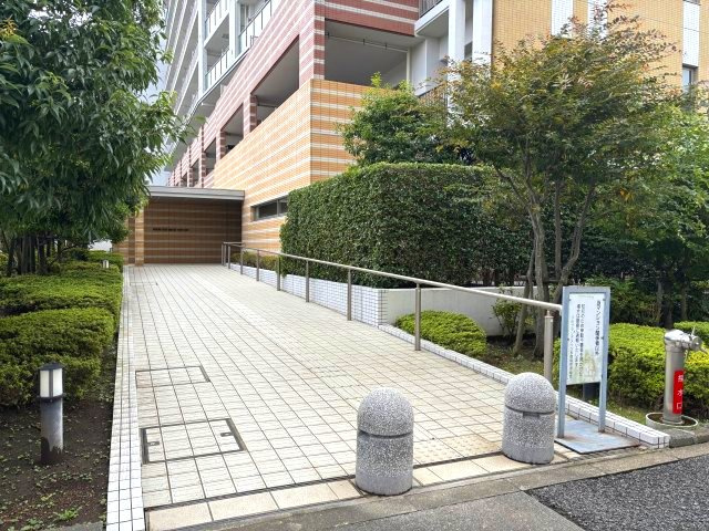 建物と調和した植栽が美しく、季節を感じられます。