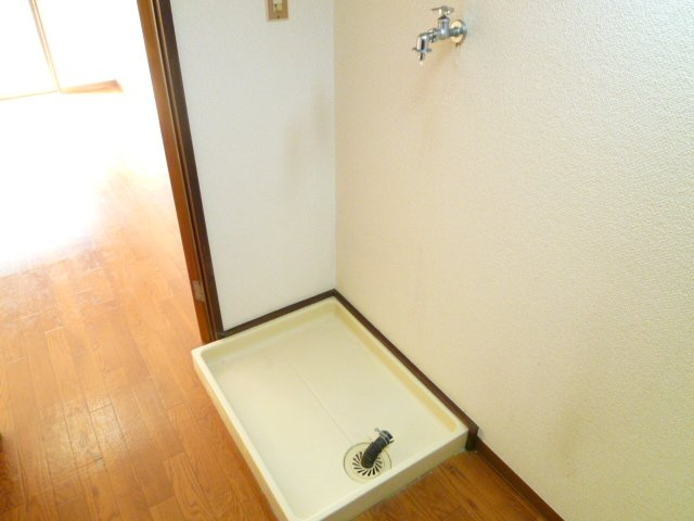 洗濯機置き場は室内にございます。その横は冷蔵庫置き場です♪