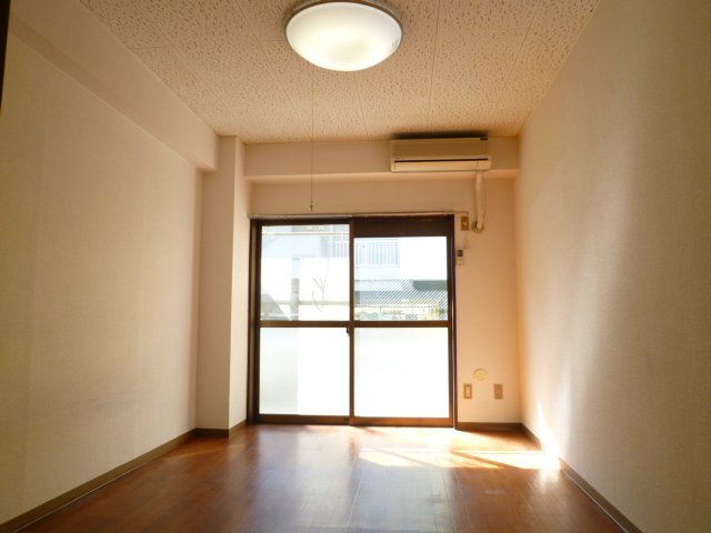 南向き陽当り良好の洋室６．６帖です。エアコン付きです♪