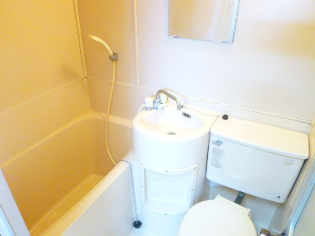 お風呂とトイレと洗面台の３点ユニットバスです♪
