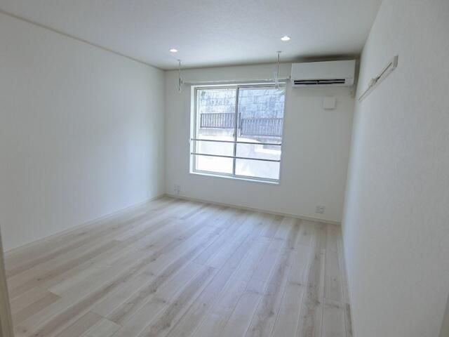ＱＵＩＥＴ　ＣＲＡＢ　ＨＯＵＳＥ　ＩＬ　ＭＯＮＴＥ（イルモンテ）Ｃ号棟の寝室