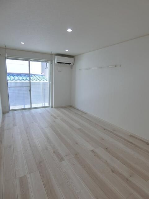 ＱＵＩＥＴ　ＣＲＡＢ　ＨＯＵＳＥ　鶴見寺谷の居間・リビング