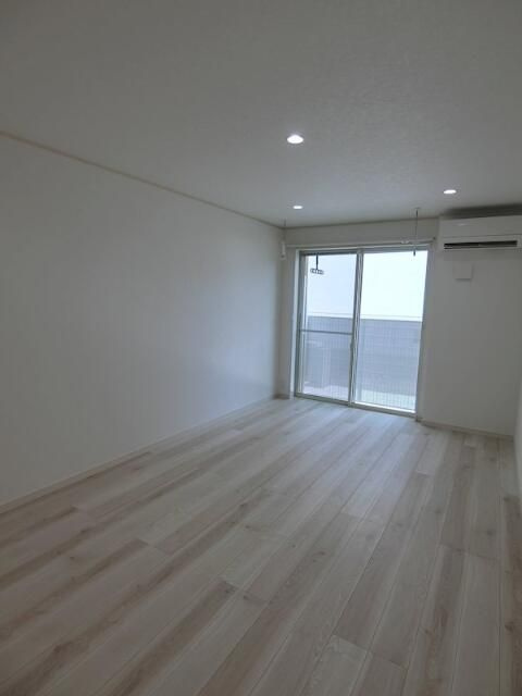 ＱＵＩＥＴ　ＣＲＡＢ　ＨＯＵＳＥ　鶴見寺谷の居間・リビング