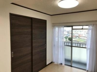 ローリエ朝霞台の洋室|リビング隣接の洋室８帖　スルスルっと気持ち良く開け閉めできる扉