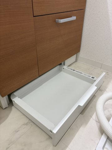 ローリエ朝霞台の独立洗面台|キャスター付きで軽い力で引き出せてそのまま乗ることもできる体重計収納