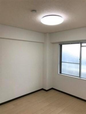 ローリエ朝霞台の洋室|玄関入って右側の洋室６帖　こちらも昼間は意外なほど明るいです