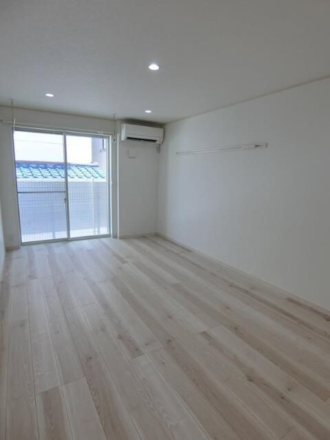 ＱＵＩＥＴ　ＣＲＡＢ　ＨＯＵＳＥ　鶴見寺谷の居間・リビング