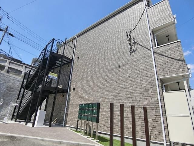 ＱＵＩＥＴ　ＣＲＡＢ　ＨＯＵＳＥ　鶴見寺谷の外観