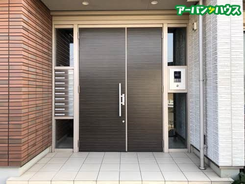 グランブーケA棟のエントランス