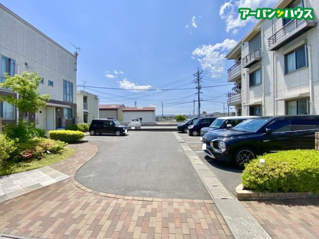 グランブーケA棟の駐車場