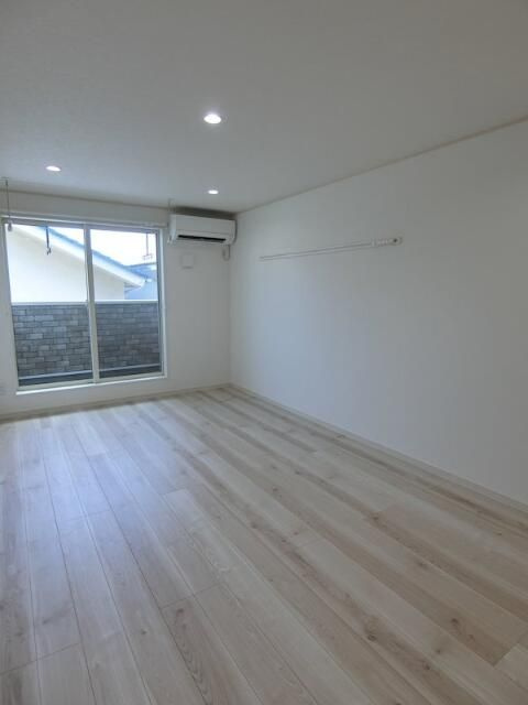 ＱＵＩＥＴ　ＣＲＡＢ　ＨＯＵＳＥ　鶴見寺谷の居間・リビング