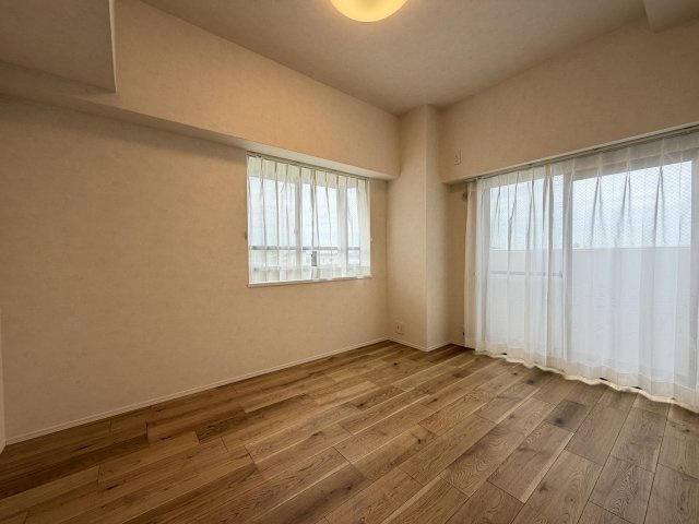 【洋室】 | ライオンズマンションシーサイド今宿 | 2面窓から室内に多く光を取り入れており、景色も広く見えるので開放感があります