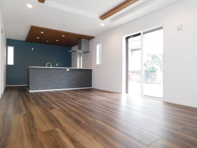 名古屋市緑区藤塚１丁目の新築一戸建の居間・リビング|◇リビング◇　　南面で明るく広いリビング２０．０帖　ポップアップ天井の対面キッチン♪