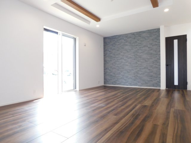 名古屋市緑区藤塚１丁目の新築一戸建の居間・リビング|◇リビング◇　　南面で明るく広いリビング２０．０帖　グラビオエッジの壁面がアクセントを加えて、リビングを個性的に演出します♪