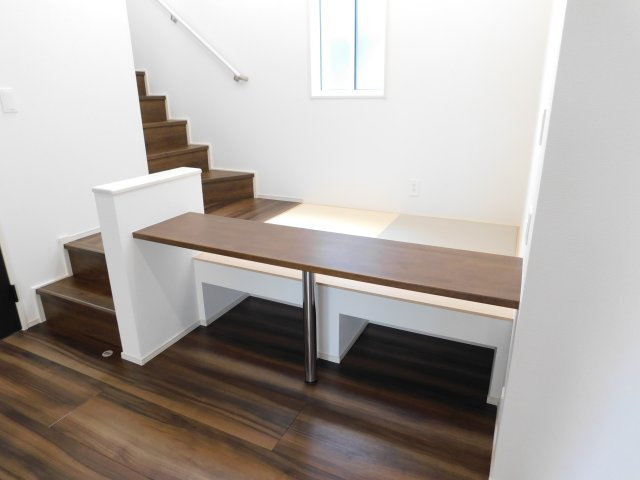 名古屋市緑区藤塚１丁目の新築一戸建の居間・リビング|◇マルチスキップ◇　　小上がりのカウンター付き畳スペース！　お子様の遊び場やワークスペースなどに利用できます