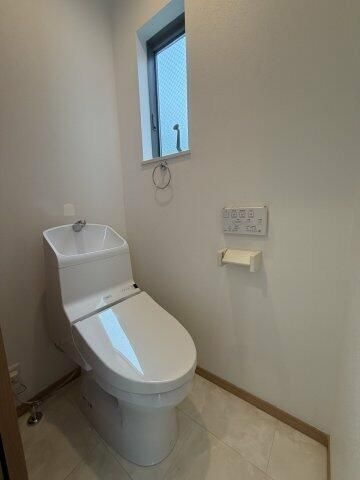 大岡山一丁目貸家のトイレ|コンパクトで使いやすいトイレです