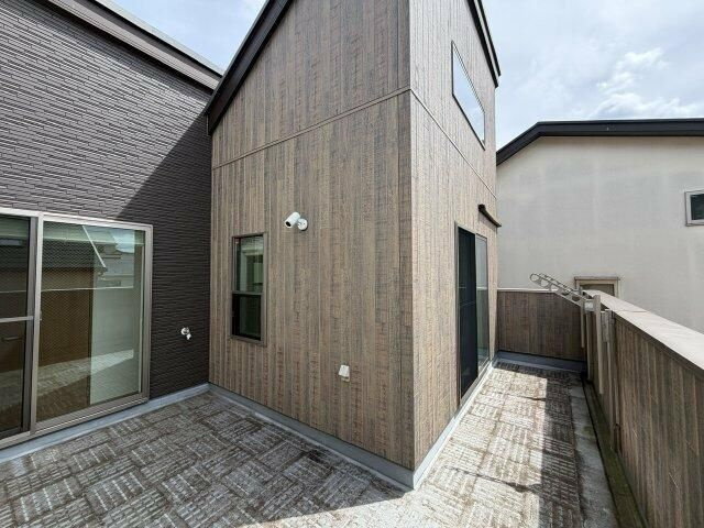 大岡山一丁目貸家のバルコニー|バルコニーからの眺めを楽しみながら食事をしませんか