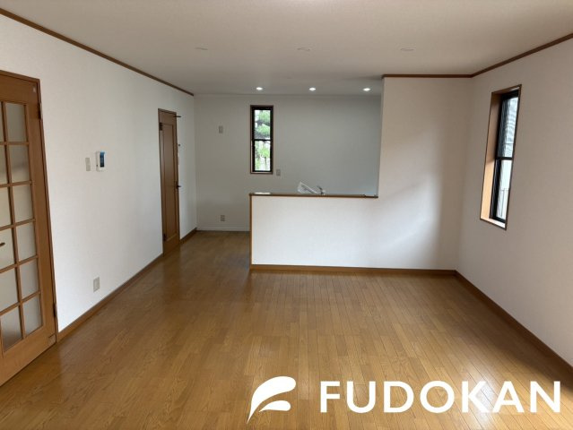酒田市東泉町【中古住宅】の居間・リビング|大きなリビングは家族の団欒の場として家庭を包みます。