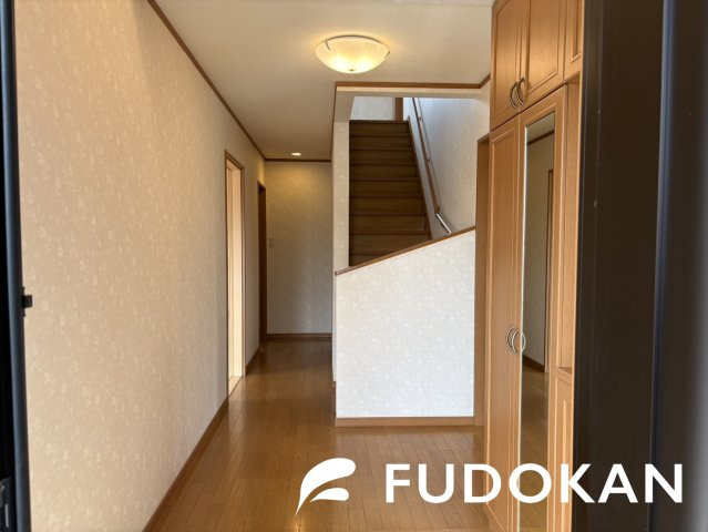 酒田市東泉町【中古住宅】の玄関|明るい玄関ホールです。