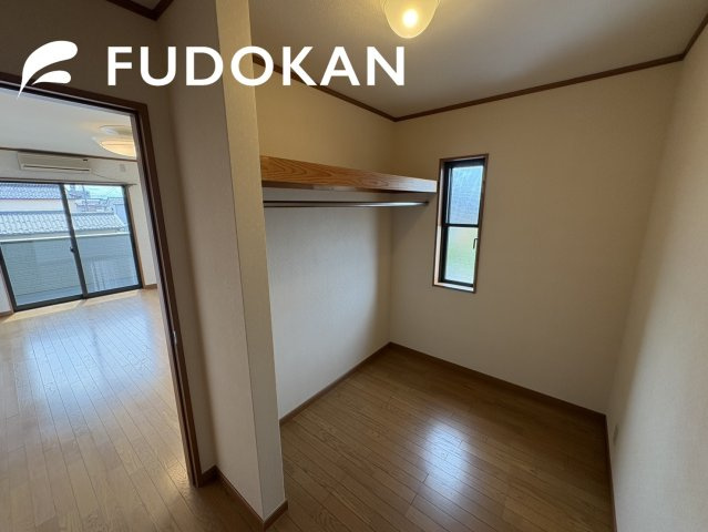 酒田市東泉町【中古住宅】の収納|ハンガー収納でお洋服もシワなしです。
寝室の収納スペースは広々空間で使い分けのできる収納が魅力です。ハンガー収納に置く収納とは幅が広がります。