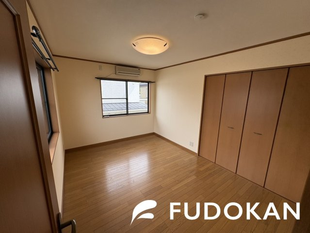 酒田市東泉町【中古住宅】の洋室|洋室もそれぞれ収納スペースが完備されております。お子様は小さいうちは部屋自体が収納として使えますし、将来はお子様にお部屋のプレゼントもできますね。