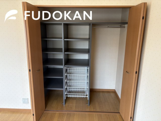 酒田市東泉町【中古住宅】の収納|収納スペースは広々空間で使い分けのできる収納が魅力です。ハンガー収納に置く収納とは幅が広がります。