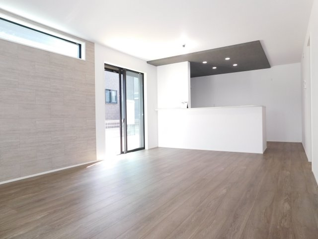 名古屋市天白区平針南２丁目の新築一戸建の居間・リビング|◇リビング◇　　南東向きで明るいリビング１６．０帖　折下天井のオシャレな対面キッチン♪