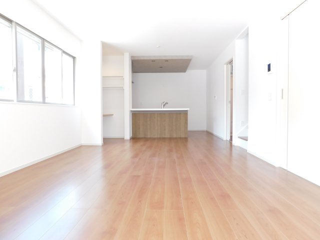 名古屋市南区外山１丁目の新築一戸建の居間・リビング|◇リビング◇　　南面を含む２面採光で明るくて広いリビング１９．０帖　会話が弾む対面キッチン♪　