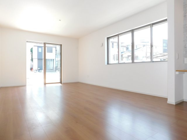 名古屋市南区外山１丁目の新築一戸建の居間・リビング|◇リビング◇　　南面を含む２面採光で明るくて広いリビング１９．０帖　家族が集まる明るいリビング♪
