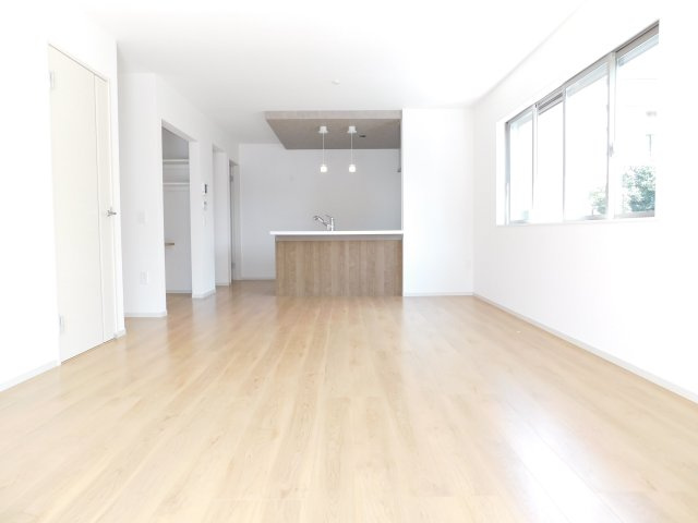 名古屋市天白区福池２丁目の新築一戸建の居間・リビング|◇リビング◇　　南面を含む２面採光で明るくて広いリビング１９．０帖　ご家族の様子を伺いながら家事ができる対面キッチン♪