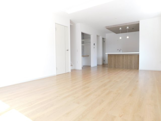 名古屋市天白区福池２丁目の新築一戸建の居間・リビング|◇リビング◇　　南面を含む２面採光で明るくて広いリビング１９．０帖　人気のリビング階段♪
