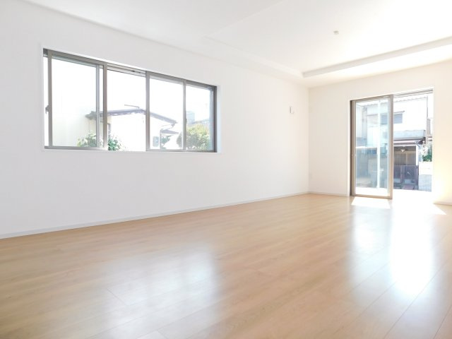 名古屋市天白区福池２丁目の新築一戸建の居間・リビング|◇リビング◇　　南面を含む２面採光で明るくて広いリビング１９．０帖　家族だんらんが楽しめる明るくて広いリビング♪