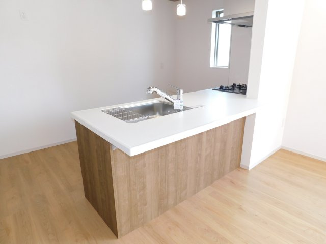 名古屋市天白区福池２丁目の新築一戸建のキッチン|◇キッチン◇　　人気の対面式・人造大理石カウンター・食洗機・浄水器一体型水栓・静音仕様シンク・薄型換気扇・Ｓｉセンサーコンロ（３口）