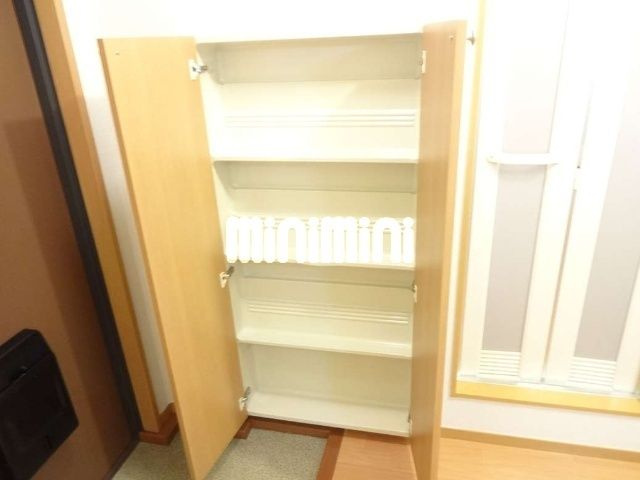 フラワーガーデン鷹番の玄関|明るい玄関です