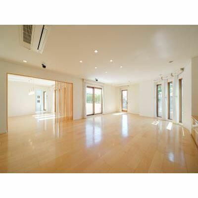 世田谷区深沢１丁目の一戸建ての居間・リビング|ゆったり過ごせるリビングです